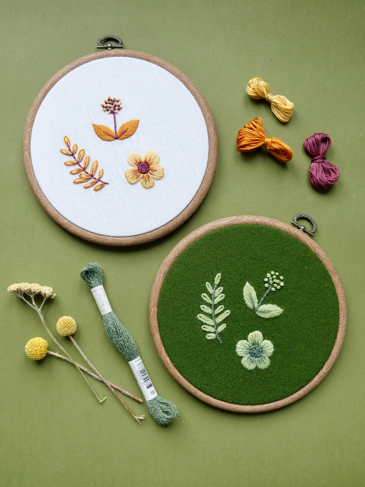 Broderirammer med blomstermotiv og garnnøster